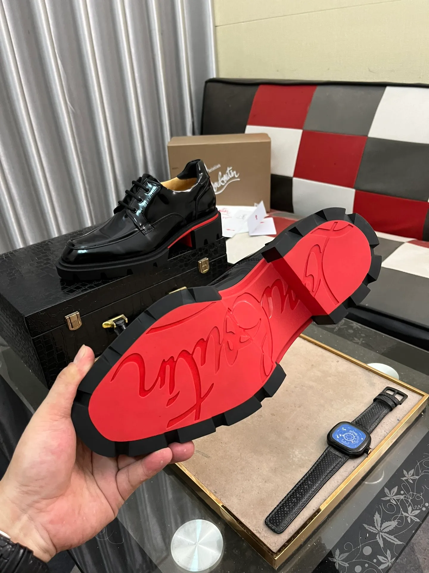 Men's shoes 💰820⌚️⌚️CL New formal leather shoes Christia* Loubouti* red-soled shoes GREGGO men's Oxford shoes Made of imported cowhide/glossy patent leather/stitched contrasting high silk suede. Three-section toe design. Iconic red outsole, the ultimate personalized shoe. Original color cowhide lining. Original Italian leather outsole; fine workmanship brings you a luxurious experience. With its neat silhouette and straightforwardness, GREGGO men's Oxford shoes are Oxford shoes born for city roaming. The elegant lines and classic silhouette exude eternal charm. The black patent leather material is exquisite and eye-catching, adding a sense of luxury to the overall look. The slender toe design is full of elegance, and matched with closed shoelaces of the same color, the sophistication is invisible. The slim sole design provides the shoes with a light foot feel, elegant steps, and a refined and elegant look. Shows outstanding texture.  Standard leather shoe size: 38-44